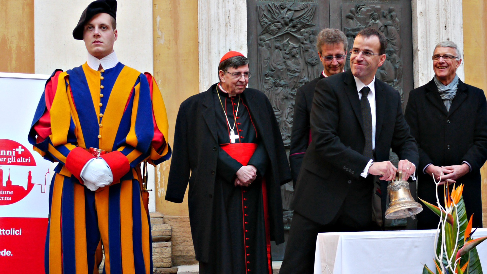Daniel Anrig, commandant de la Garde suisse pontificale jusqu'en janvier 2015, sonne une cloche lors du Jubilé de la Mission Intérieure (Image: MI)