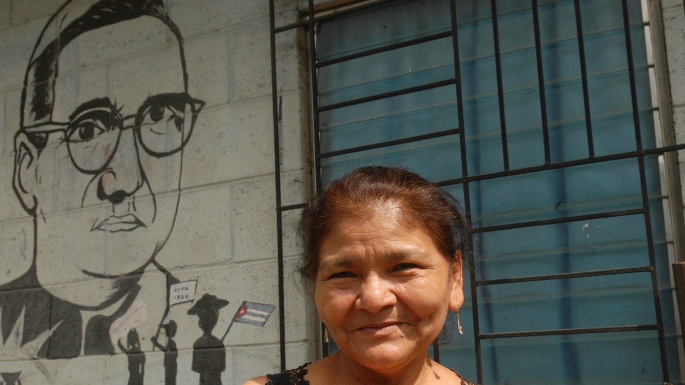 Une Salvadorienne devant une fresque représentant Mgr Oscar Romero (Photo: Jean-Claude Gerez)