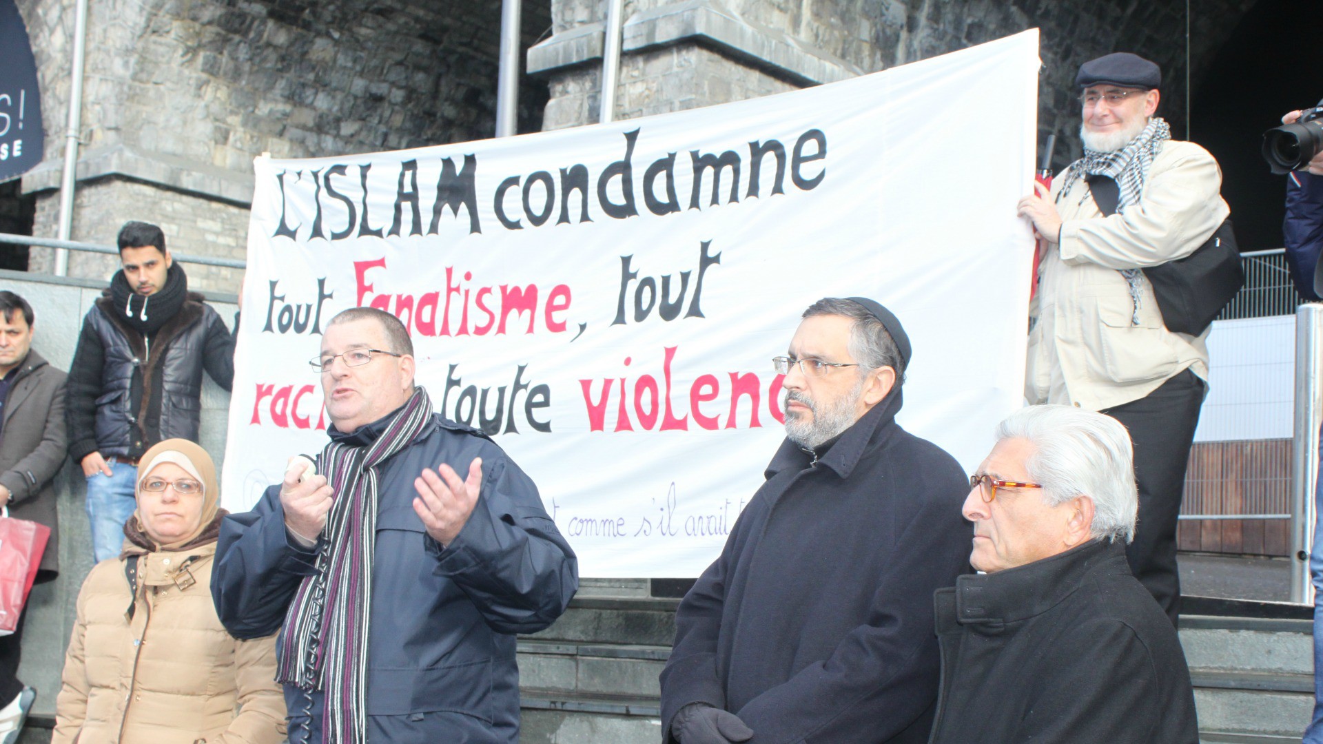 Dominique Voinçon sur la place de l’Europe, avec le rabbin Lionel Elkaim et des représentants baha’i et musulmans. Photo: Eglise catholique dans le canton de Vaud