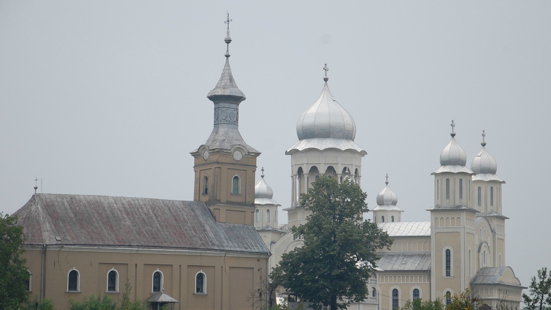 Une église gréco-catholique unie à Rome (à gauche) à côté d'une église orthodoxe, en Roumanie | © Jacques Berset 
