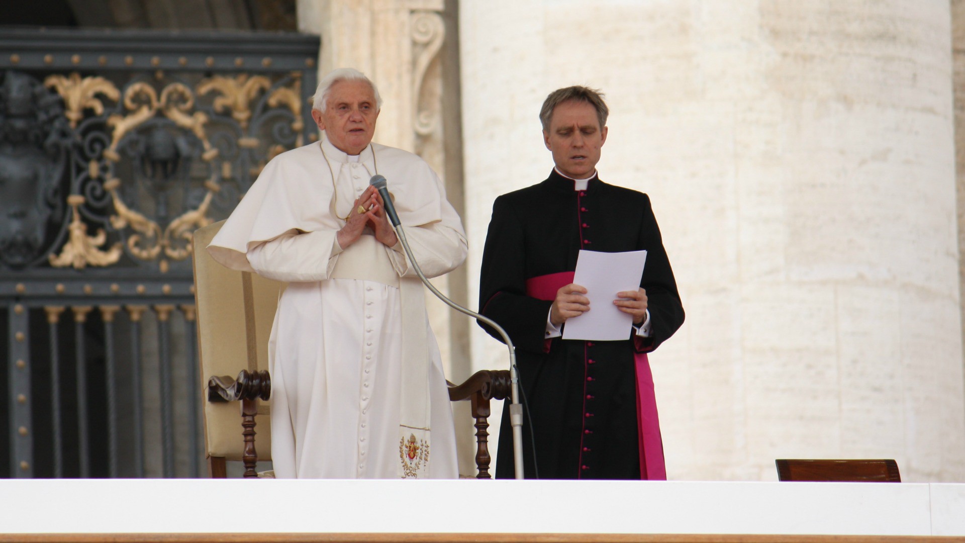 Benoit XVI en compagnie de son secrétaire, Mgr Georg Gänswein, lors d'une audience Place St-Pierre | © Bernard Bovigny / 2010