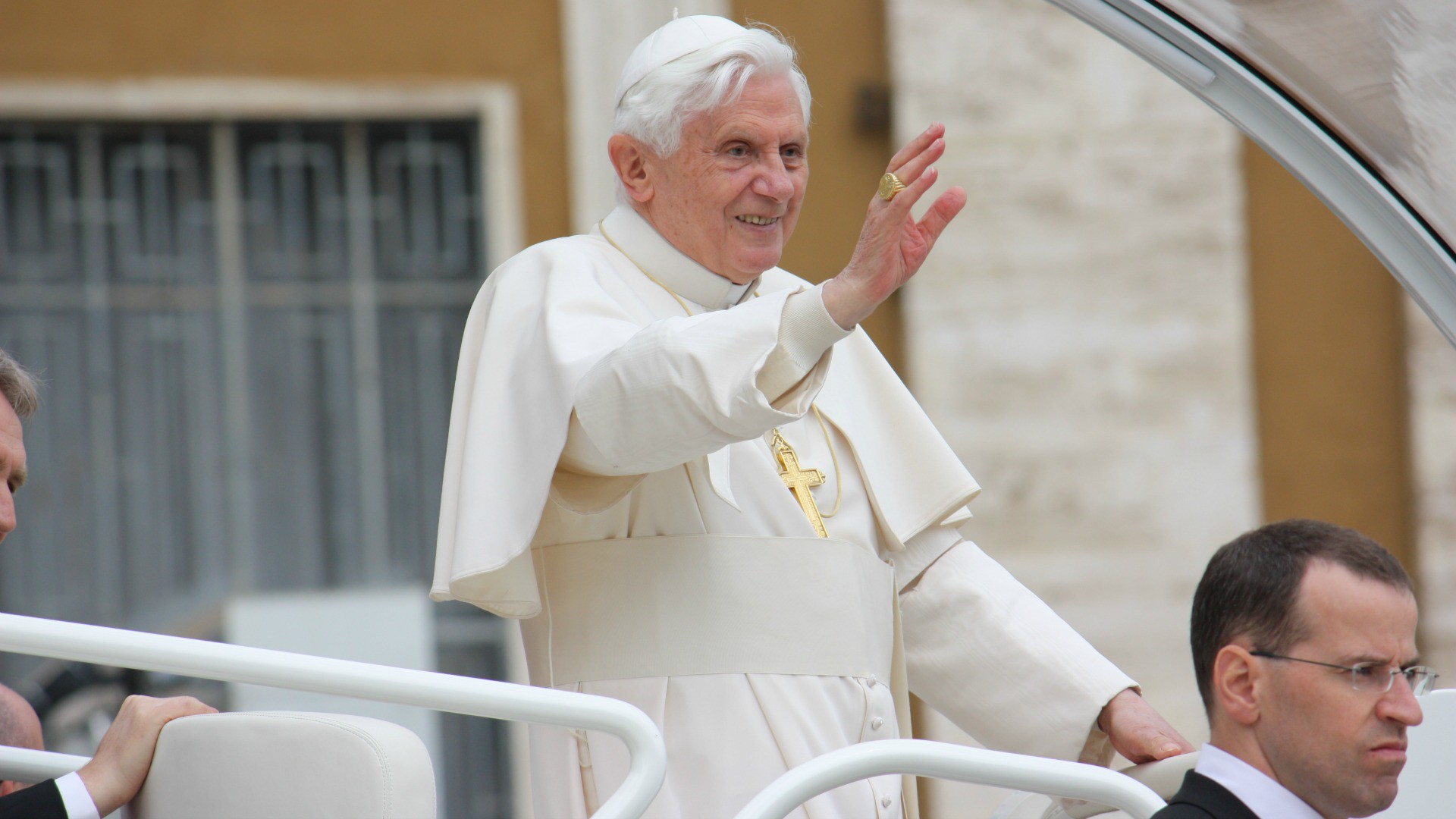 Benoît XVI, alors souverain pontife, sur la Place Saint-Pierre | © Bernard Bovigny