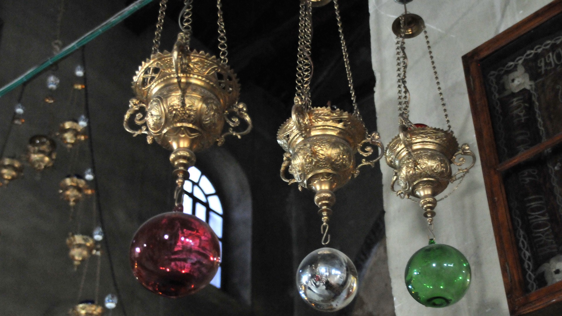 Lampes dans la basilique de la nativité à Bethléem (photo Maurice Page 2014)