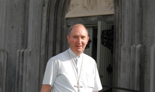 Mgr Pierre Bürcher devant la cathédrale de Reykjavik (Photo: Jacques Berset)