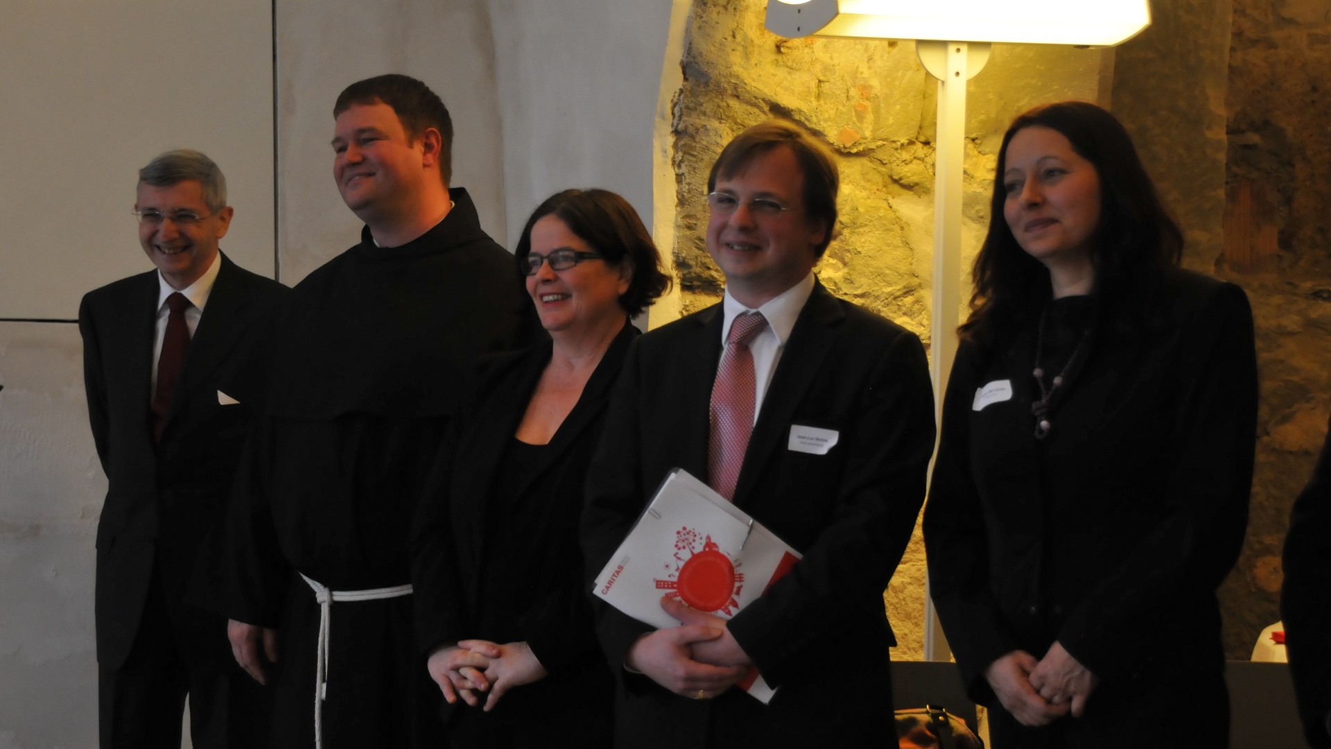 Inauguration de Caritas-Fribourg au couvent des cordeliers, Beat Renz, président, P. Pascal Marquard, Anne-Claude Demierre, Conseillère d'Etat, Jean-Luc Bettin, vice-président, Petra del Curto, directrice (photo Maurice Page 2015) 