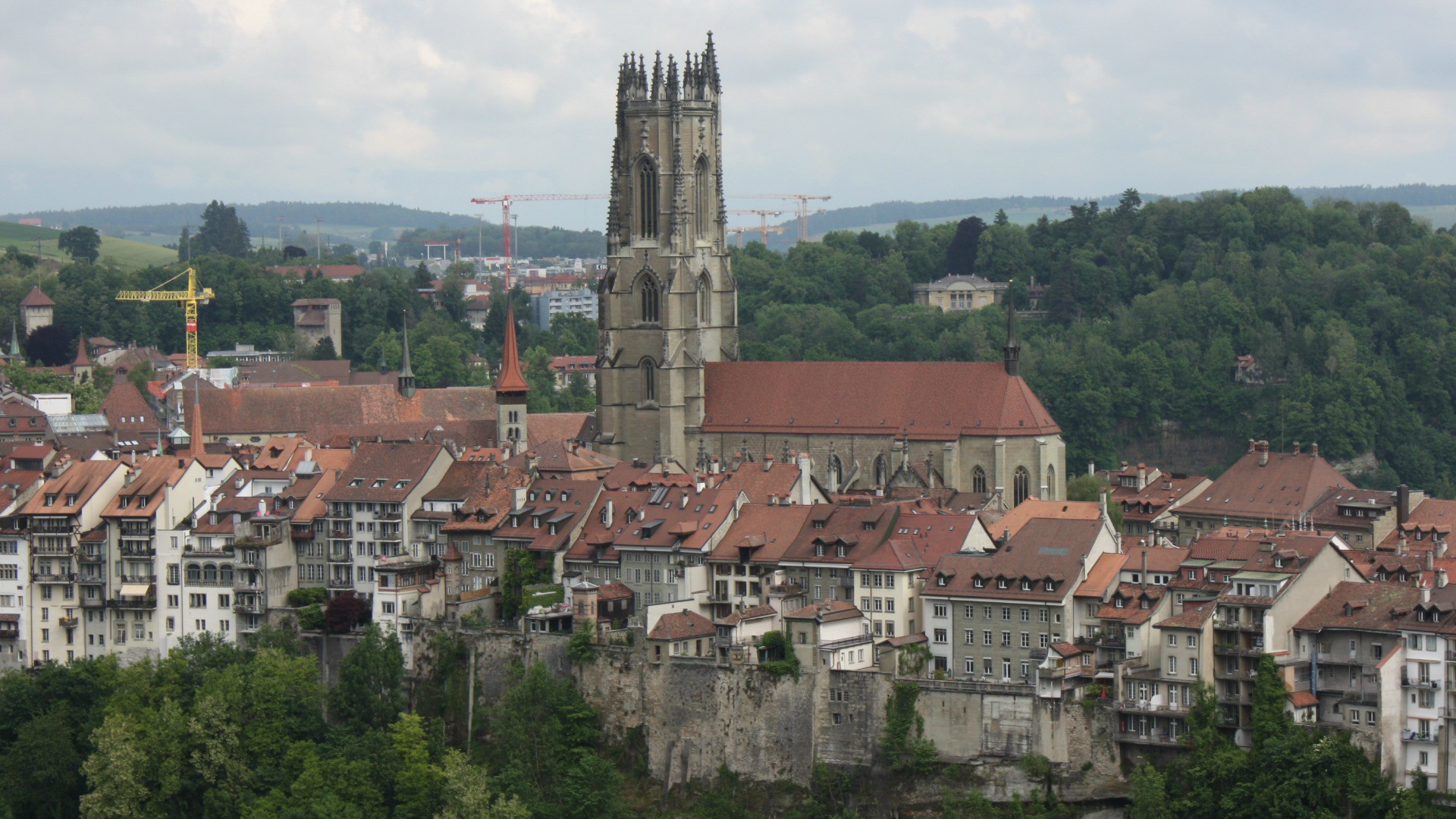 La cathédrale Saint-Nicolas de Fribourg et le quartier du Bourg (Photo: Bernard Bovigny)