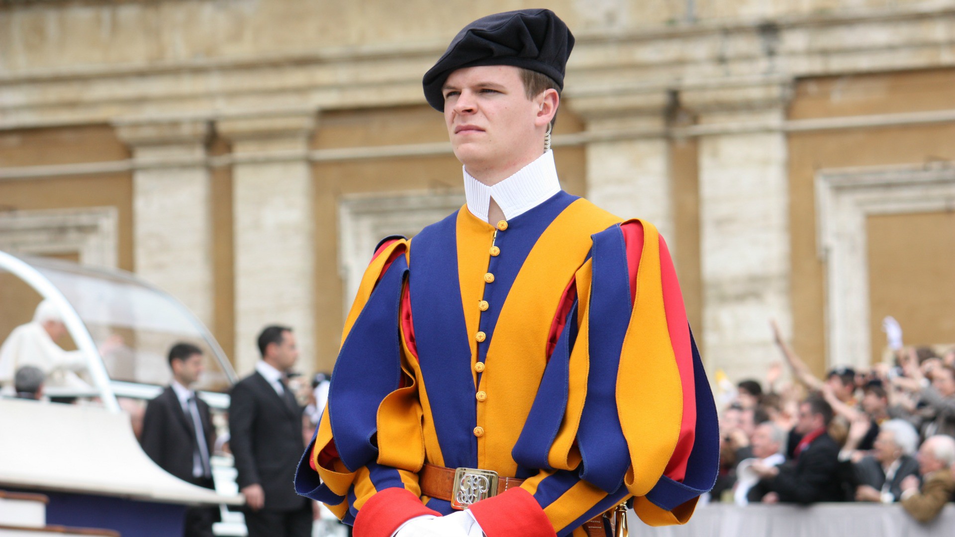 Garde suisse de faction sur la Place Saint-Pierre lors d'une audience du pape (Photo: Bernard Bovigny / 2010)