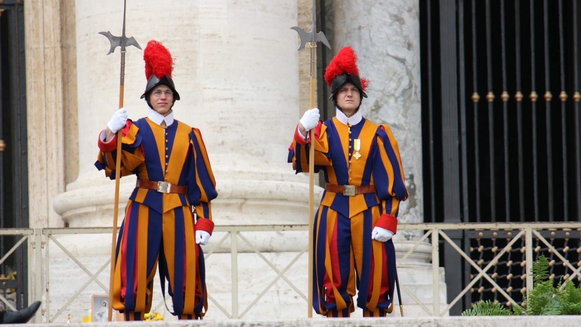 Les gardes suisses protègent le pape depuis cinq siècles (Photo: Bernard Bovigny / 2010)