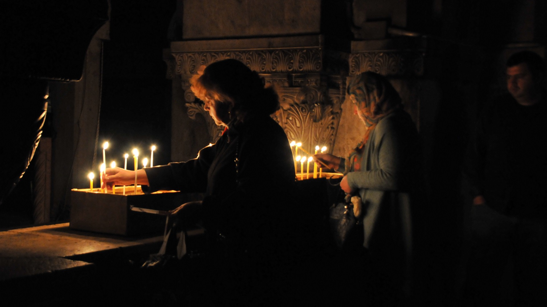 Prière à la basilique du Saint Sépulcre à Jérusalem (photo Maurice Page 2014)