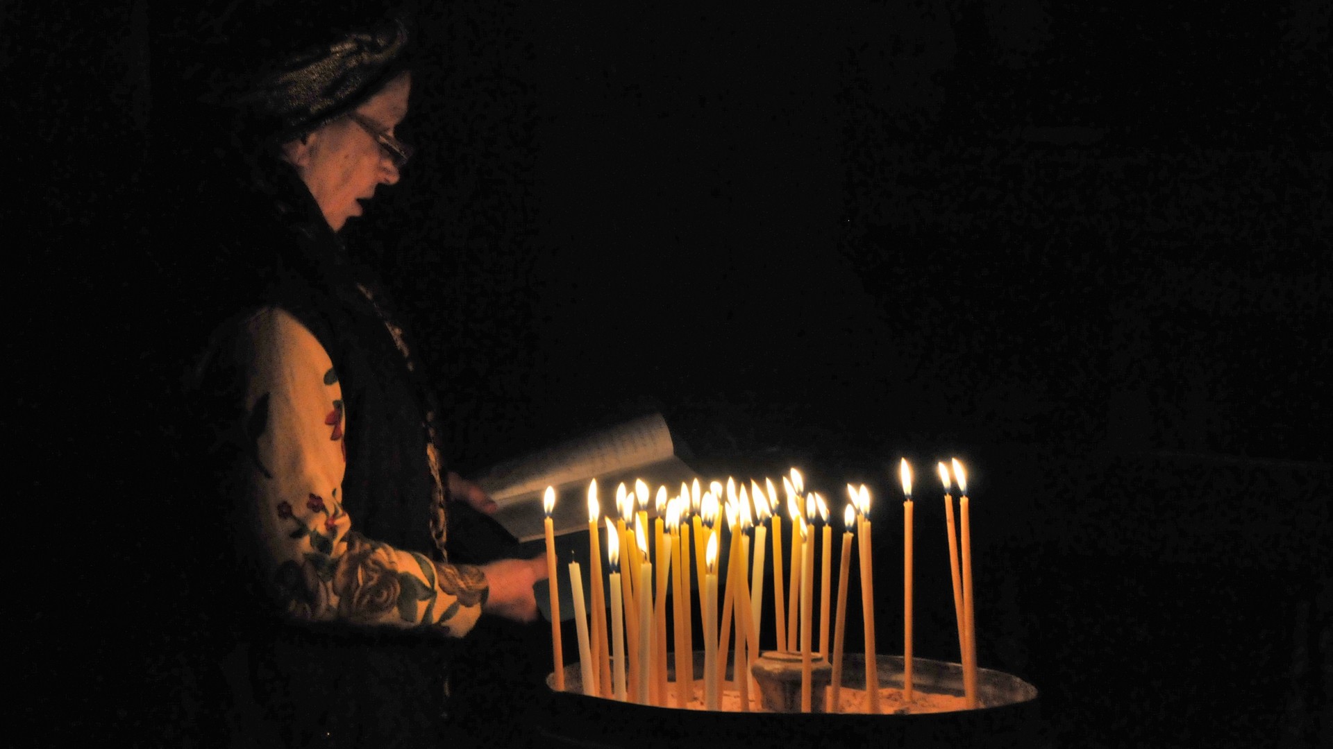 Prière à la basilique du Saint Sépulcre à Jérusalem (photo Maurice Page 2014)