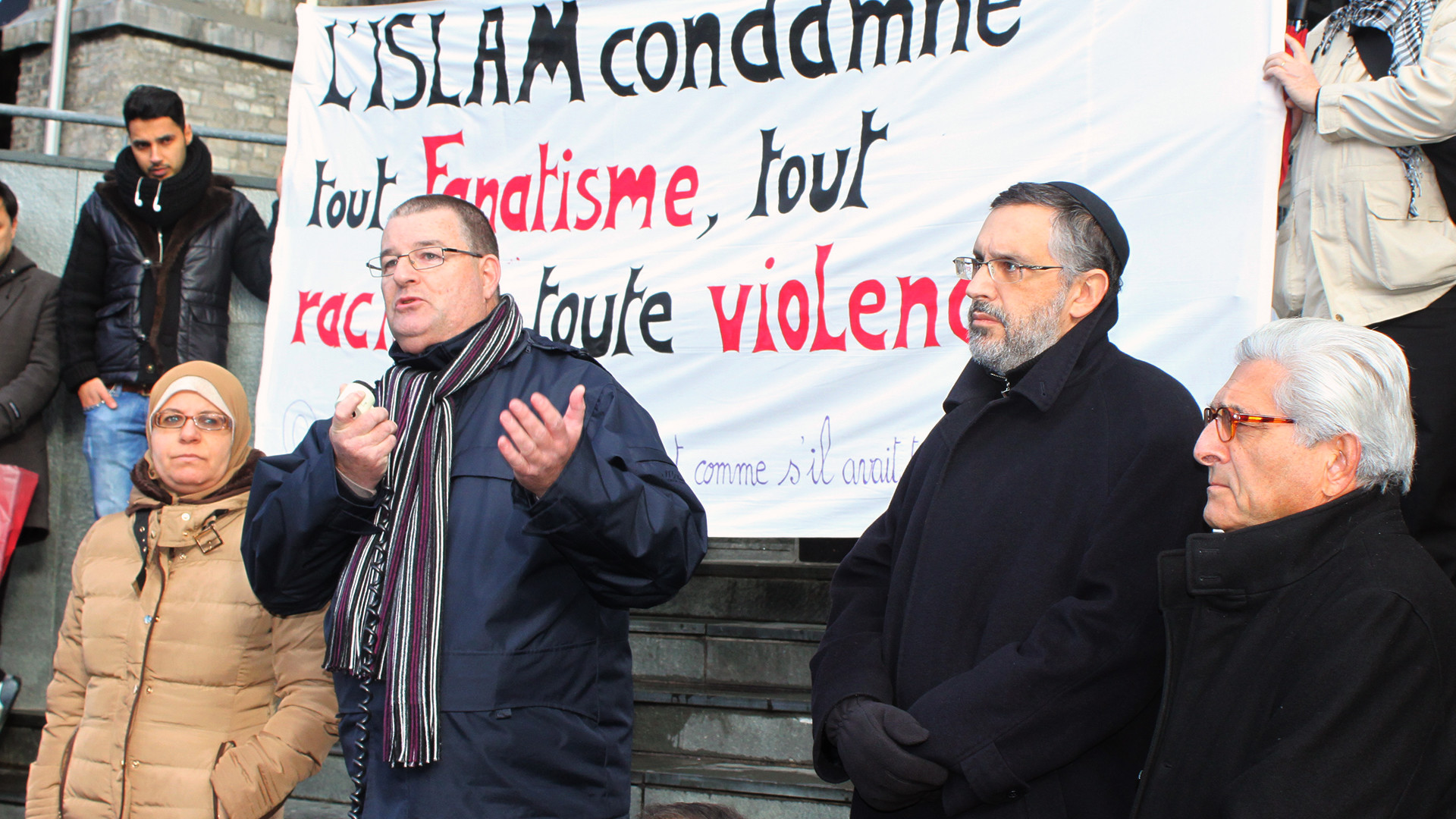 Dominique Voinçon (centre), ici en janvier 2015, lors d'une manifestation en hommage aux journalistes du journal satirique Charlie Hebdo. Avec le rabbin Lionel Elkaim et un représentant de la communauté baha’ie (Photo: cath-vd.ch)