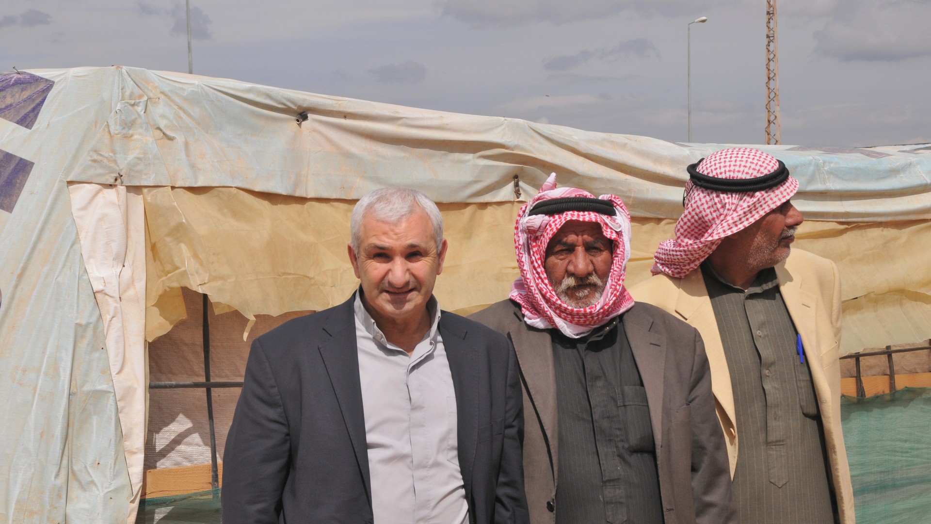 Le Père Elian Nasrallah, prêtre grec-catholique de la paroisse d'al-Qaa, au Liban, à la fontière syrienne en compagnie de deux régugiés (photo Maurice Page)