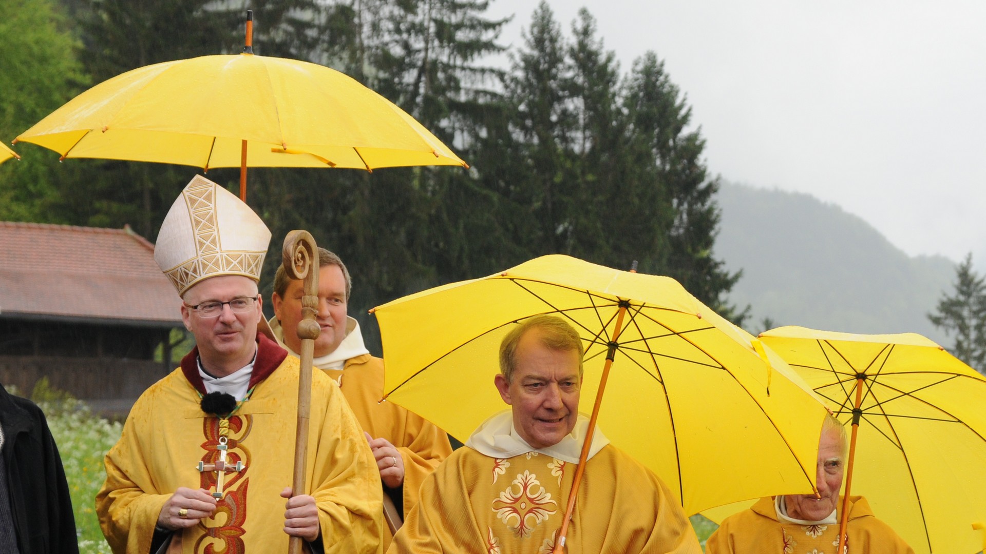 Mgr Charles Morerod, évêque de LGF, lors de la messe télévisée et arrosée, le 12 mai 2013 à Estavannens en Gruyère  (photo Maurice Page)