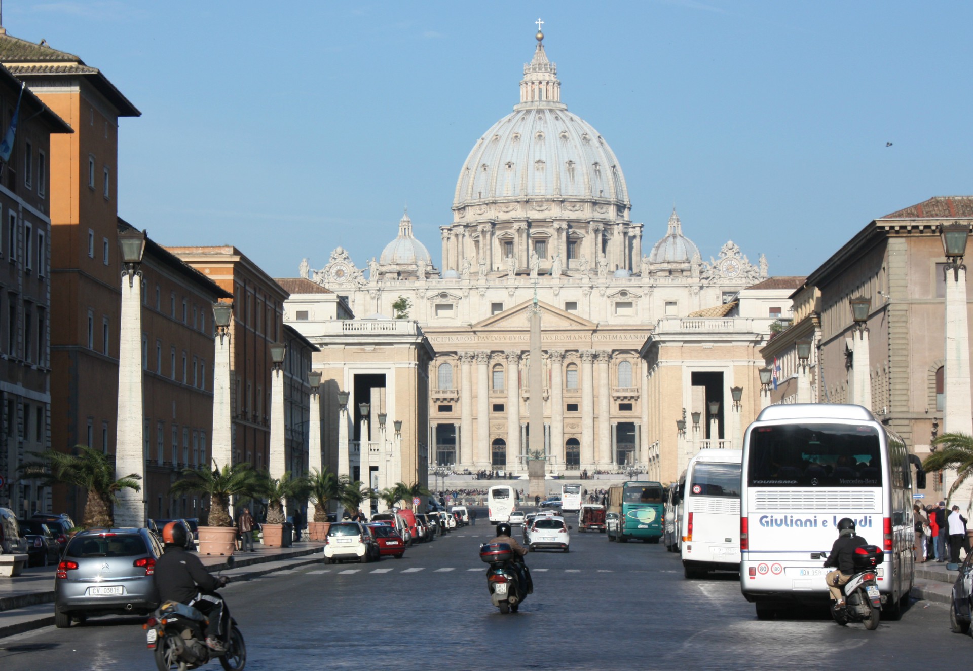 Place Saint-Pierre depuis la Via della Conciliazione (Photo: Bernard Bovigny)