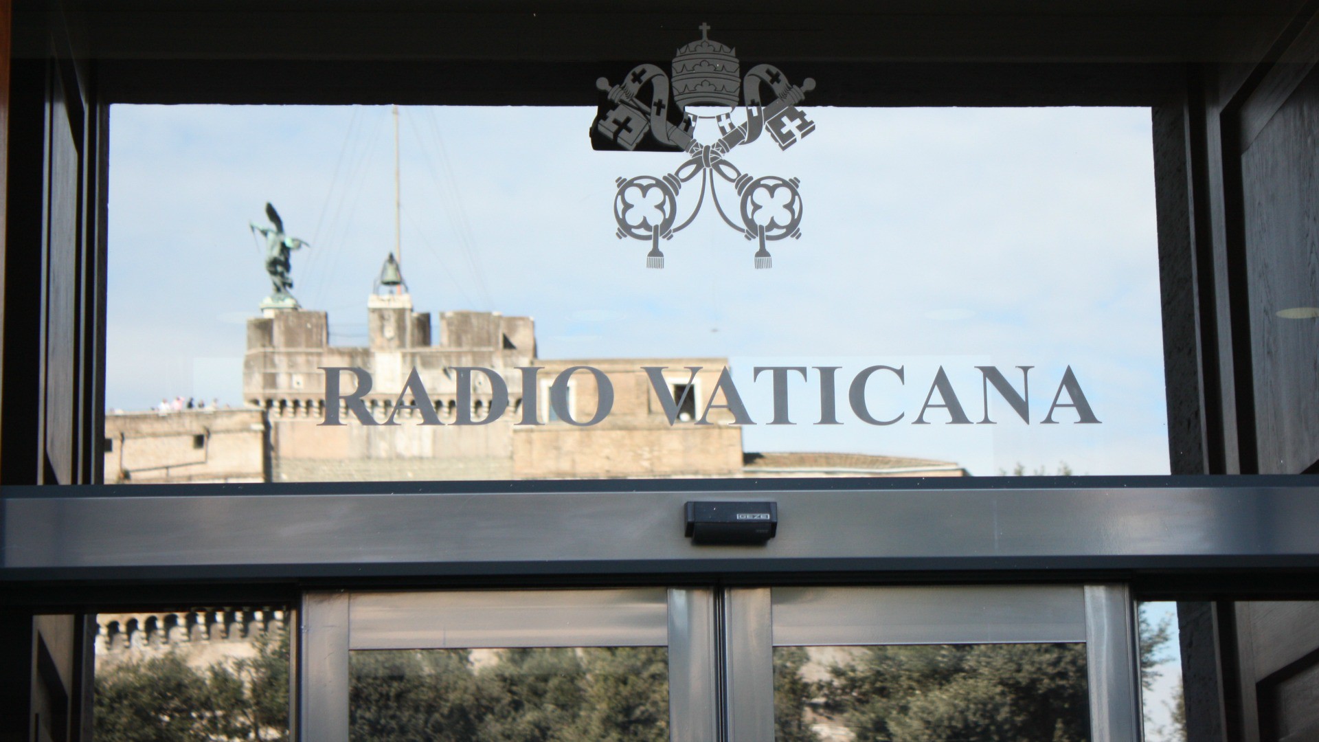 Enseigne de Radio Vatican avec le reflet du Château Saint-Ange (Photo: Bernard Bovigny)