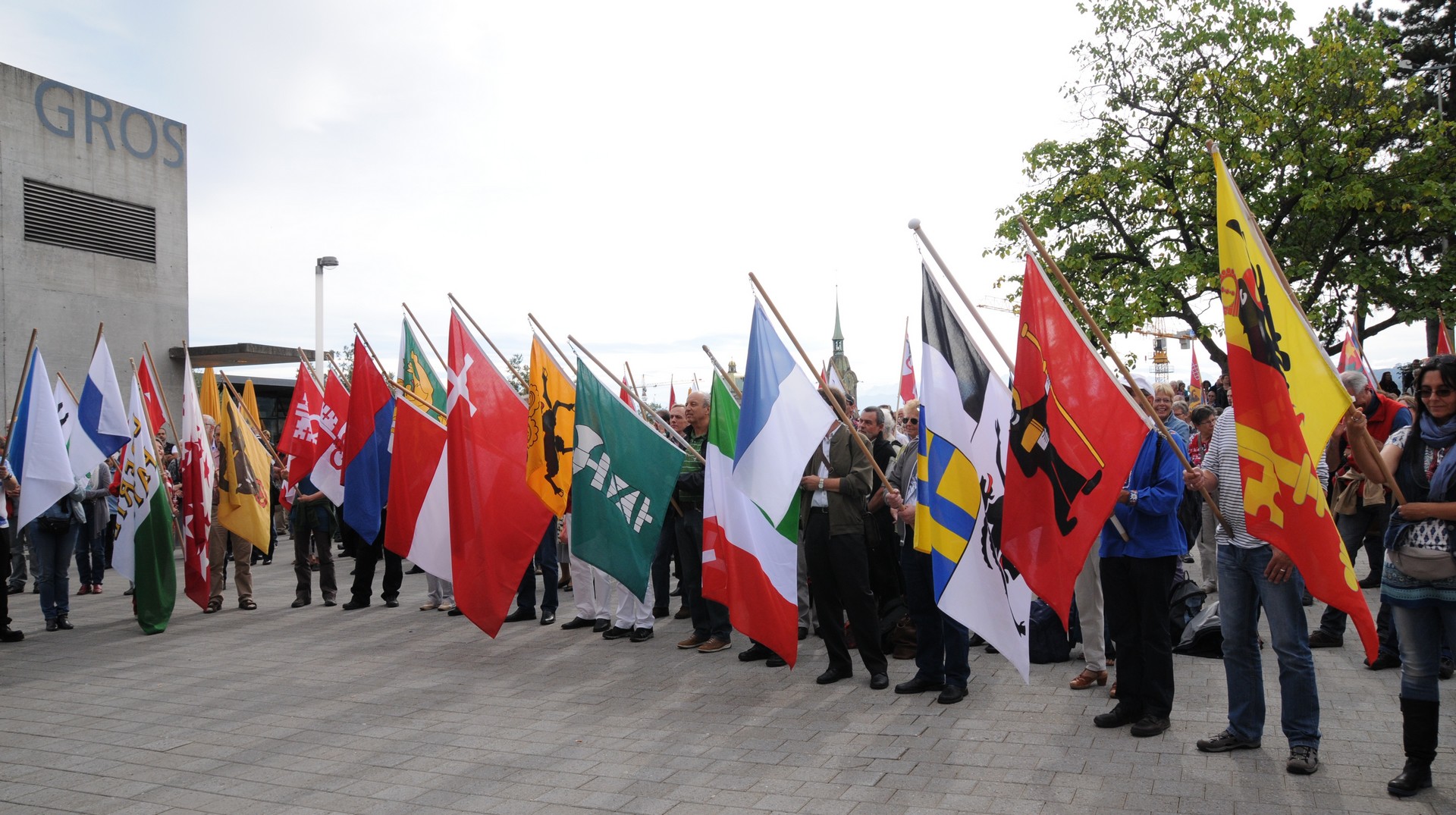 Les drapeaux des cantons suisses (photos Maurice Page) 