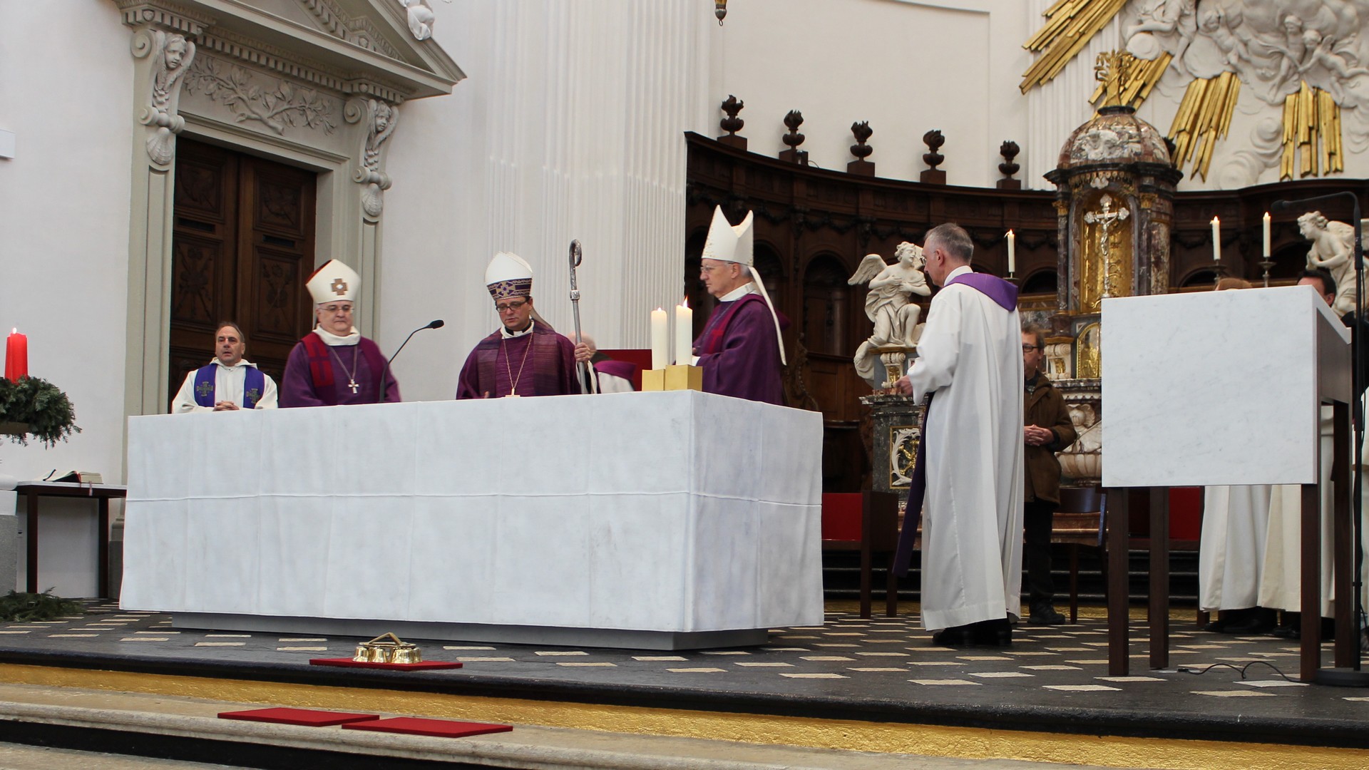 Mgr Felix Gmür, évêque de Bâle entouré de ses auxiliaires Denis Theurillat et Martin Gächter (photo Adrienne Suvada) 
