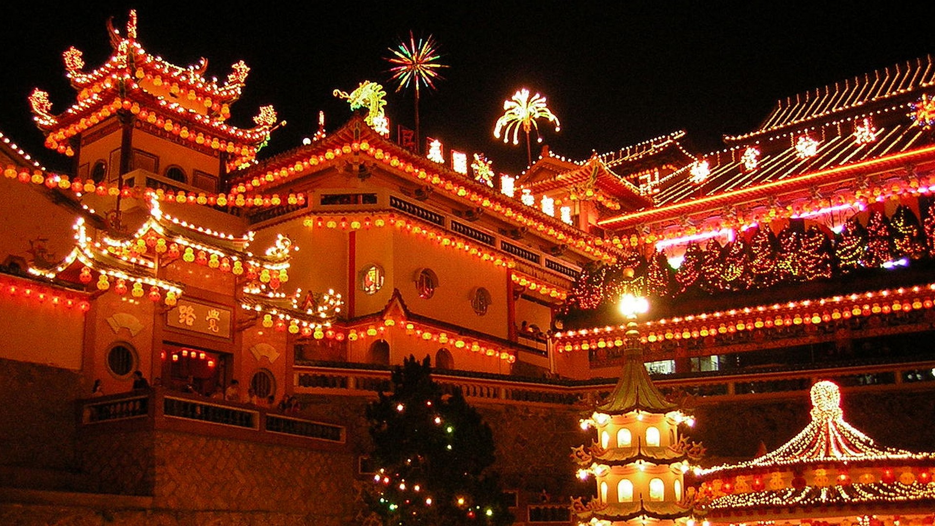 Le temple de Kwe Lok Si, à Penang, en Malaysie, illuminé pour le Nouvel an chinois (photo wikimedia commons Flying Pharmacist CC BY-SA 3.0)