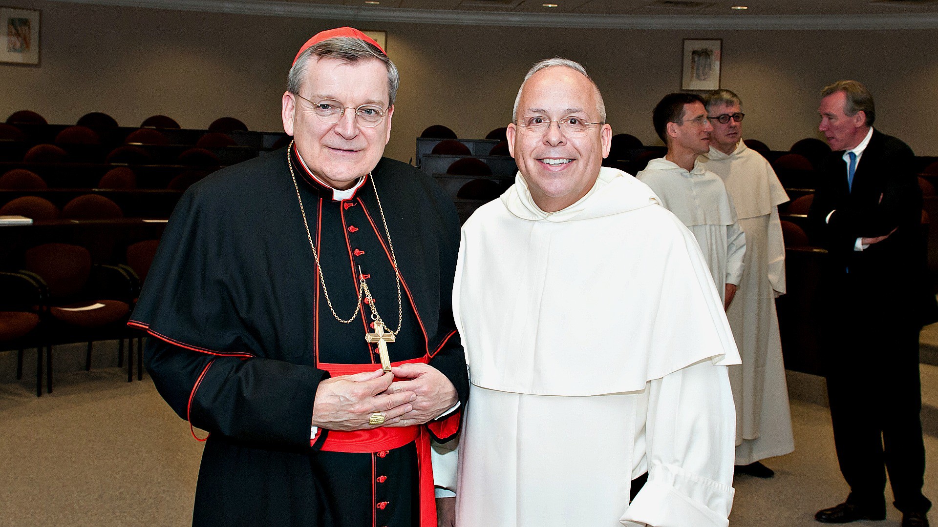 Le cardinal Raymond Burke (g.)  souhaite une réaffirmation de la doctrine catholique (Photo:Saint Joseph/Flickr/CC BY-NC-ND 2.0)