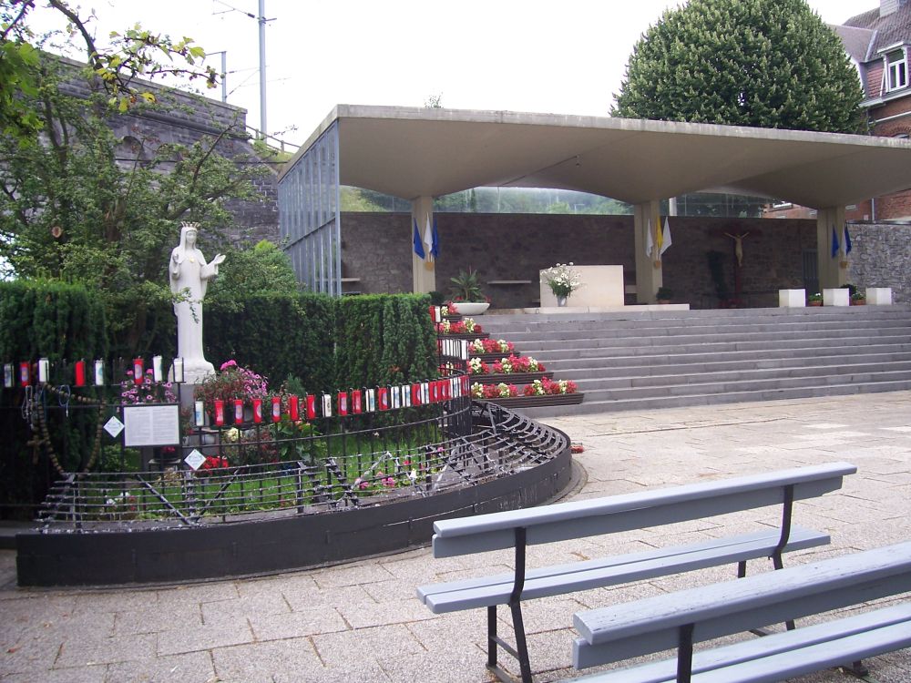 La statue de la Vierge au sanctuaire des apparitions de Beauraing, en Belgique (photo DR) 