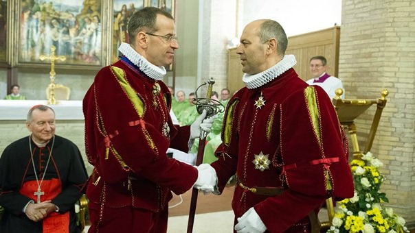 Christoph Graf (à droite) se voit remettre par Daniel Anrig le commandement de la Garde suisse (Photo:Osservatore Romano)