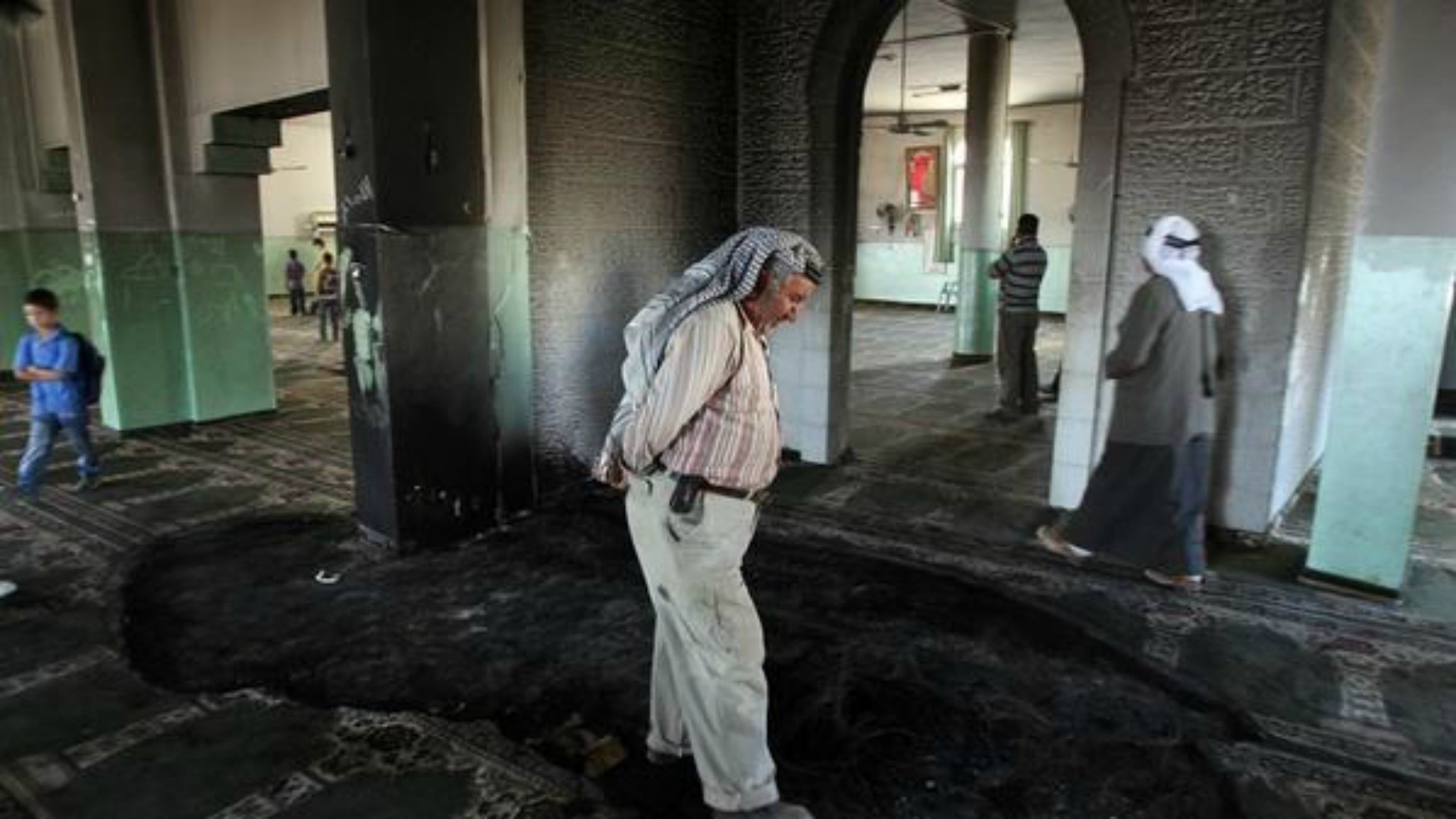 La mosquée d’al-Huda à Jabaa, près de Bethléem, incendiée et vandalisée par des extrémistes juifs de Price Tag (Image: Patriarcat latin de Jérusalem)