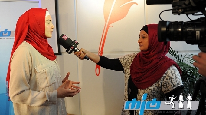 Loi sur l'Islam en Autriche. Une porte-parole des jeunes musulmans d'Autriche (MJO) s'exprime devant les caméras  (photo: http://www.mjoe.at)