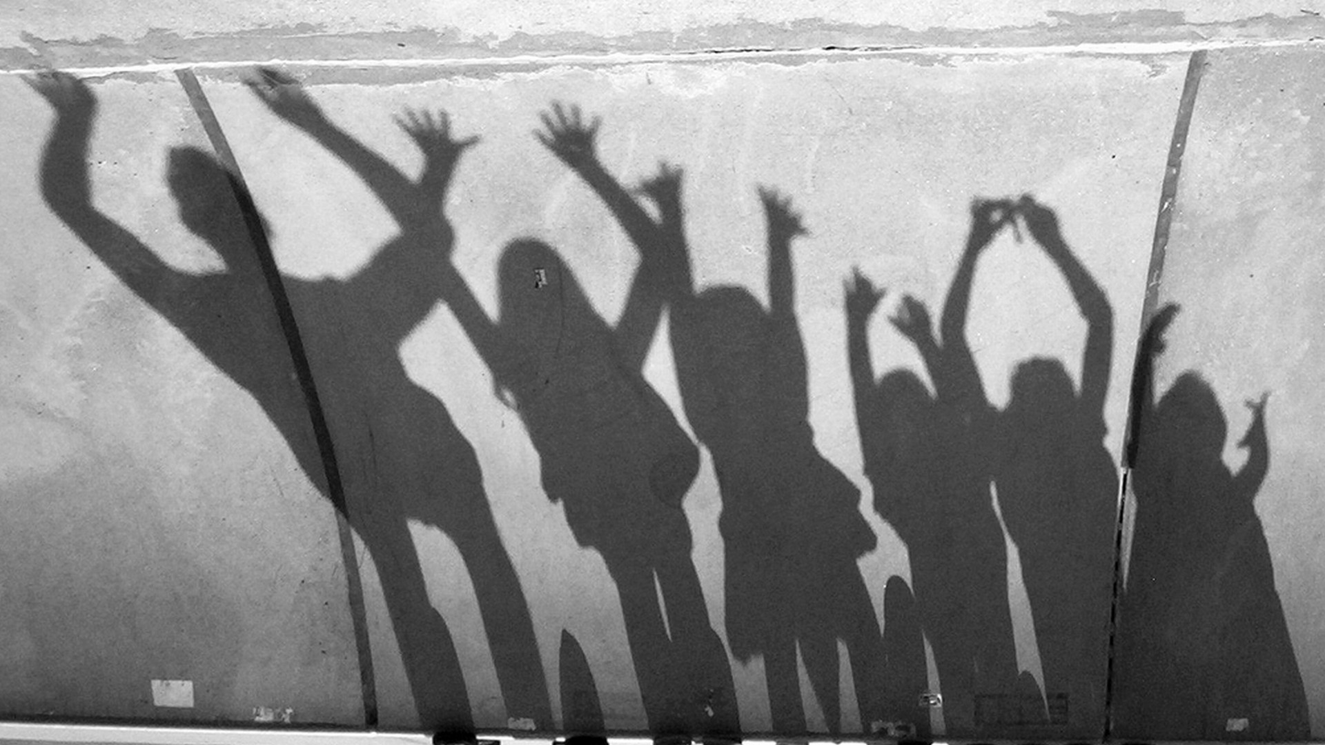 Des enfants s'amusent avec des ombres (photo Flickr D. Sharon Pruitt CC BY 2.0)