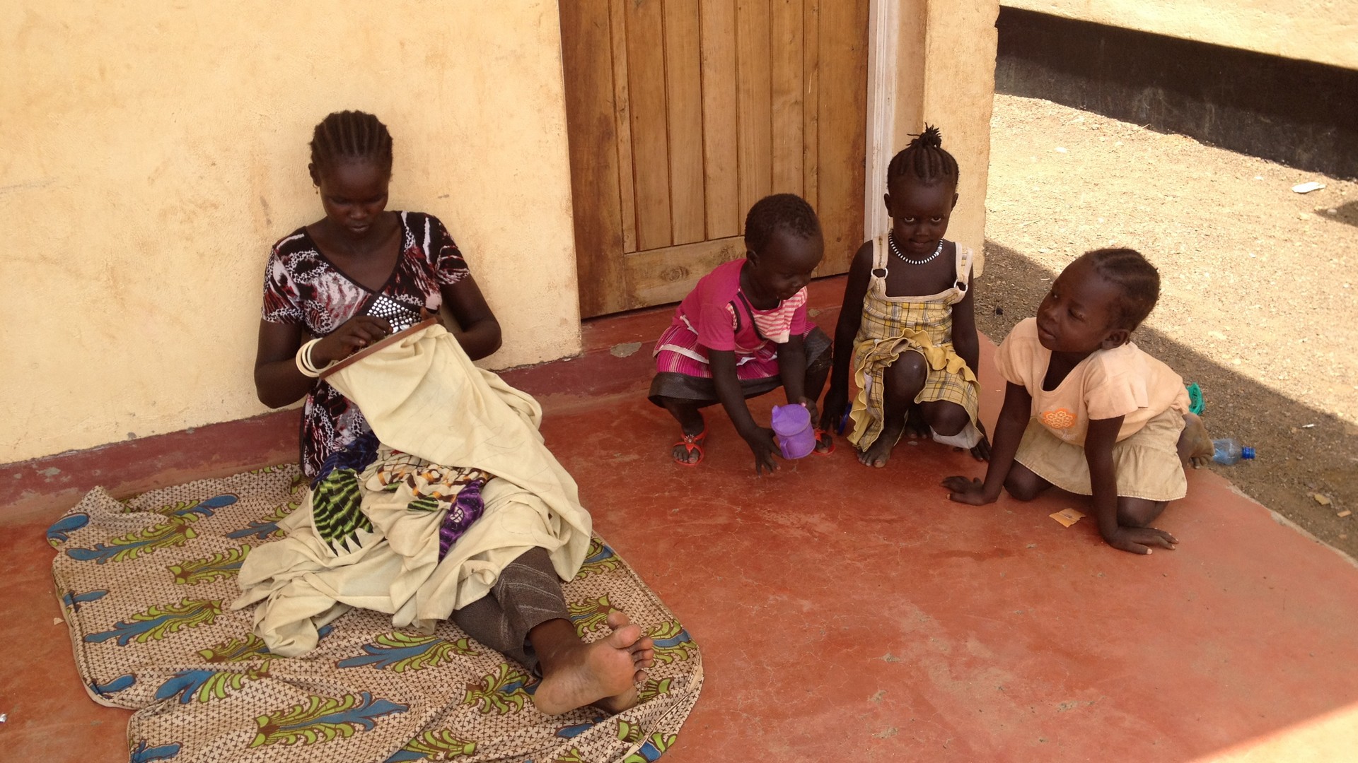 Femme et enfants dans un camp de réfugiés au Kenya (photo Flickr EC/ECHO Anna CHUDOLINSKA  CC BY-SA 2.0)