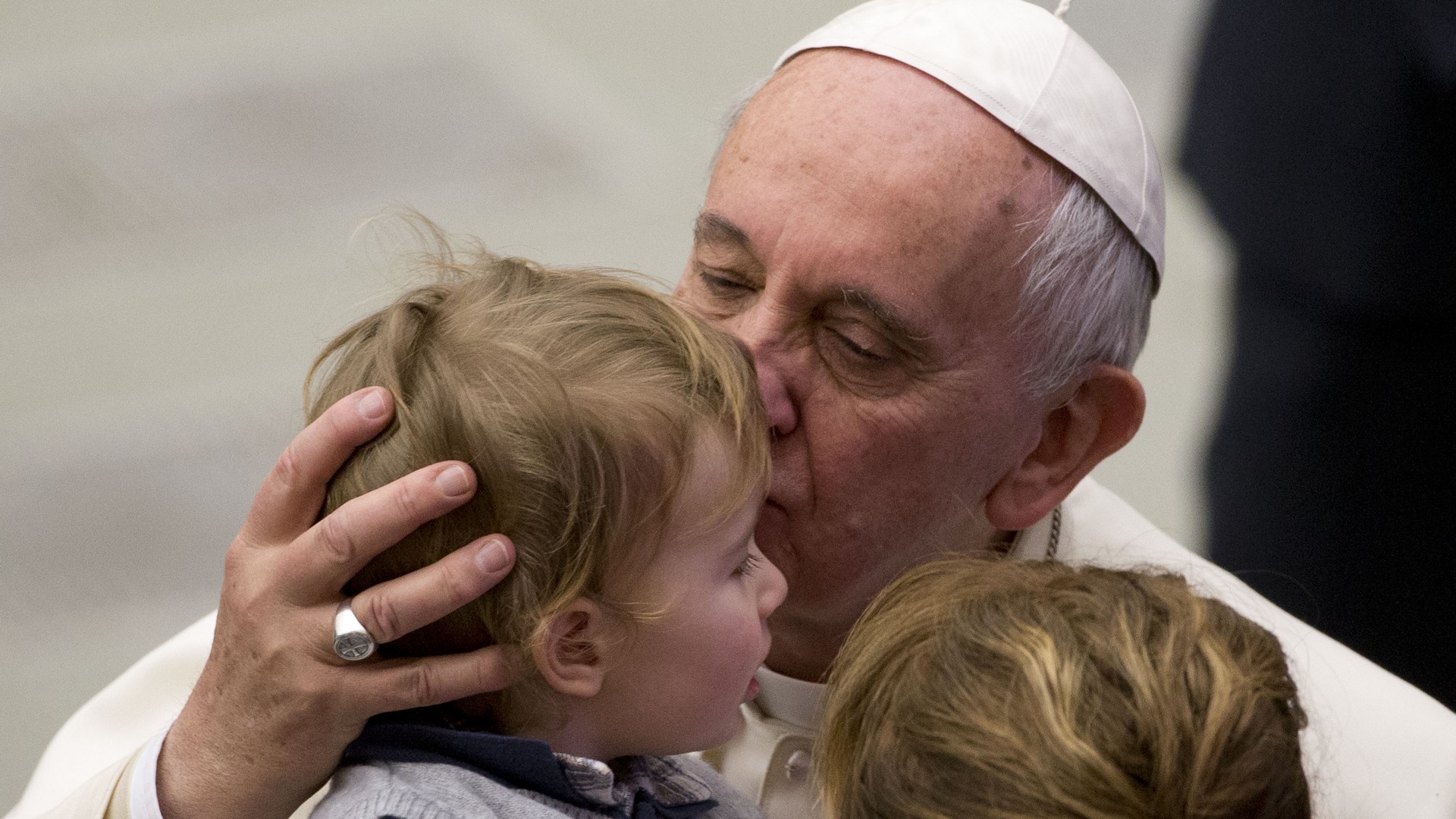 Les enfants sont  un don, dit le pape François (photo Keystone) 