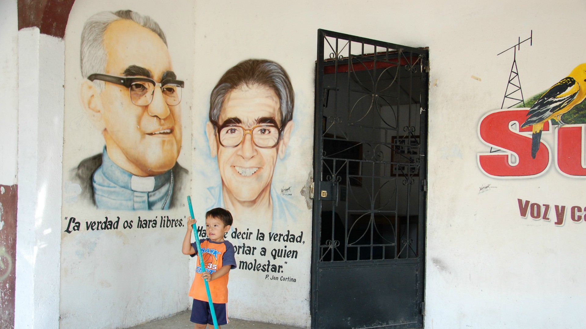 Salvador Dans tout le pays des portraits de 'Saint Romero des Amériques" | @ Jacques Berset 
