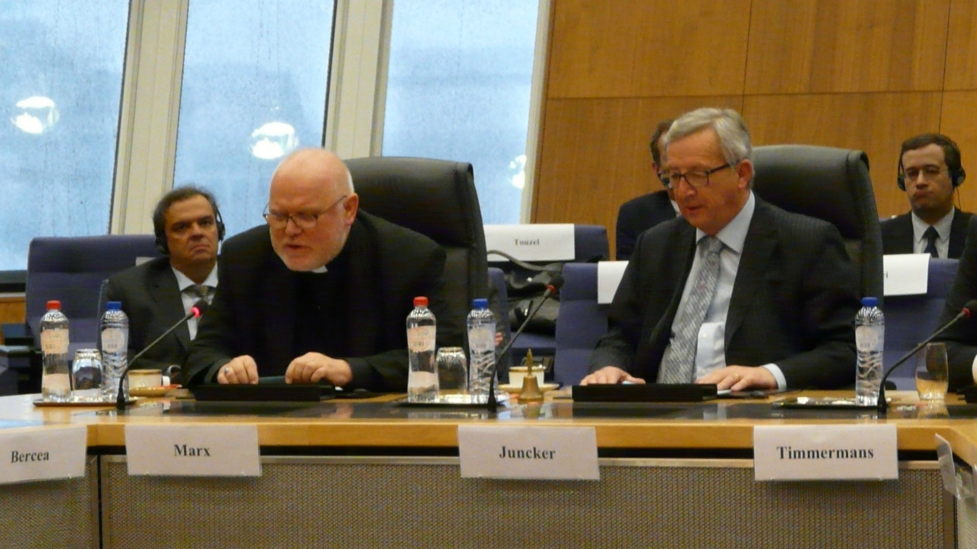 Le cardinal Reinhard Marx, président de la COMECE, à côté de Jean-Claude Juncker, en mars 2015 à Bruxelles (Image: COMECE)