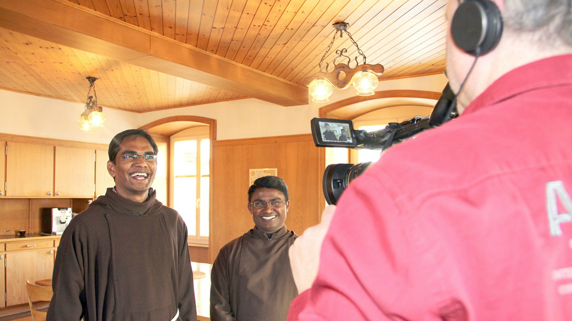 Deux jeunes capucins indiens dans le Jura témoignent de leur vocation (Image: Service audiovisuel du Jura pastoral)