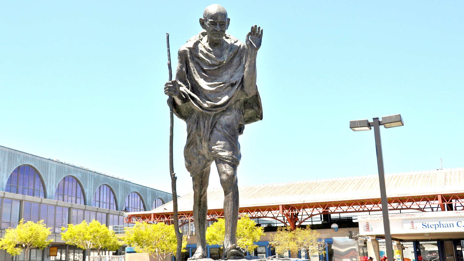 Une statue du Mahatma Gandhi a été érigée au Parliament Square, à Londres (ici à San Francisco- Photo:Mike Cohen/Flickr/CC BY-NC-ND 2.0)