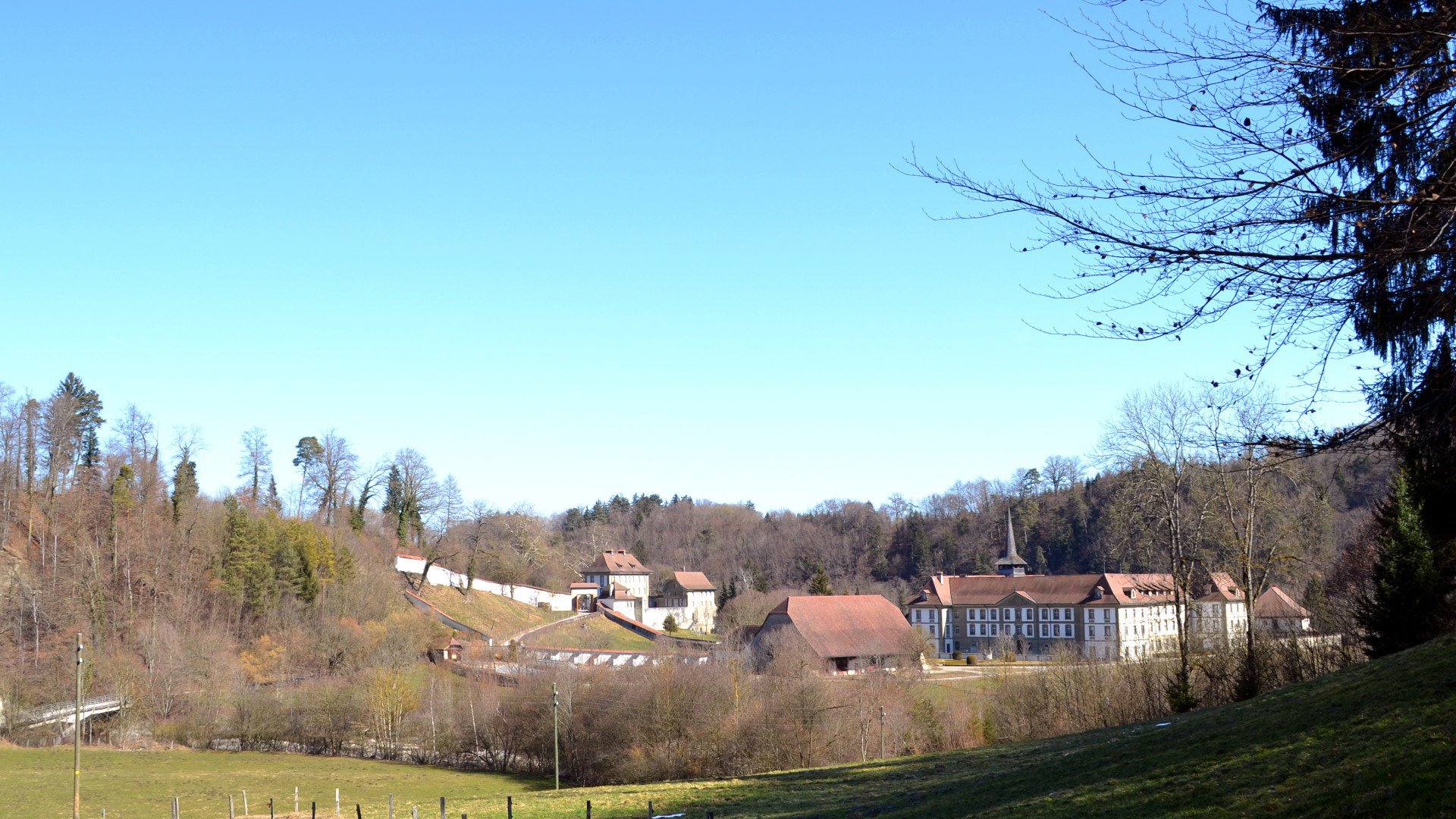 L'abbaye d'Hauterive dans un des méandres de la Sarine, près de Fribourg | © Georges Scherrer 