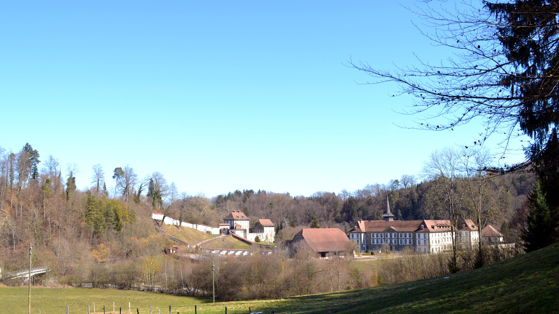 L'abbaye d'Hauterive dans un des méandres de la Sarine, près de Fribourg | © Georges Scherrer 