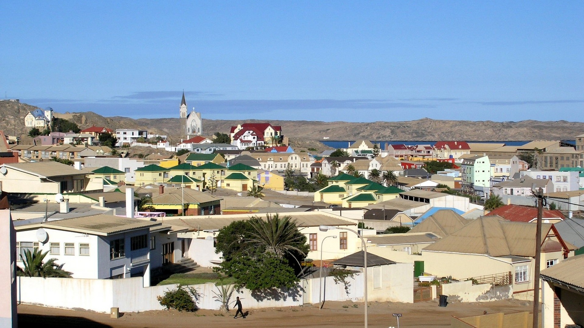 Lüderitz, petite cité coloniale allemande  de Namibie, sur les rives de l'Atlantique (photo wikimedia commons Peter Stenglein CC-BY-SA-2.5)