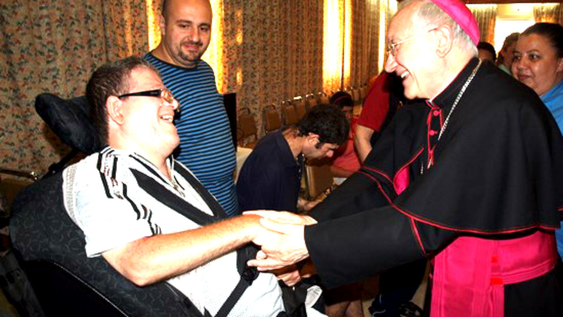 Mgr Aldo Cavalli en visite dans un home à Malte (Image: Eglise catholique à Malte)