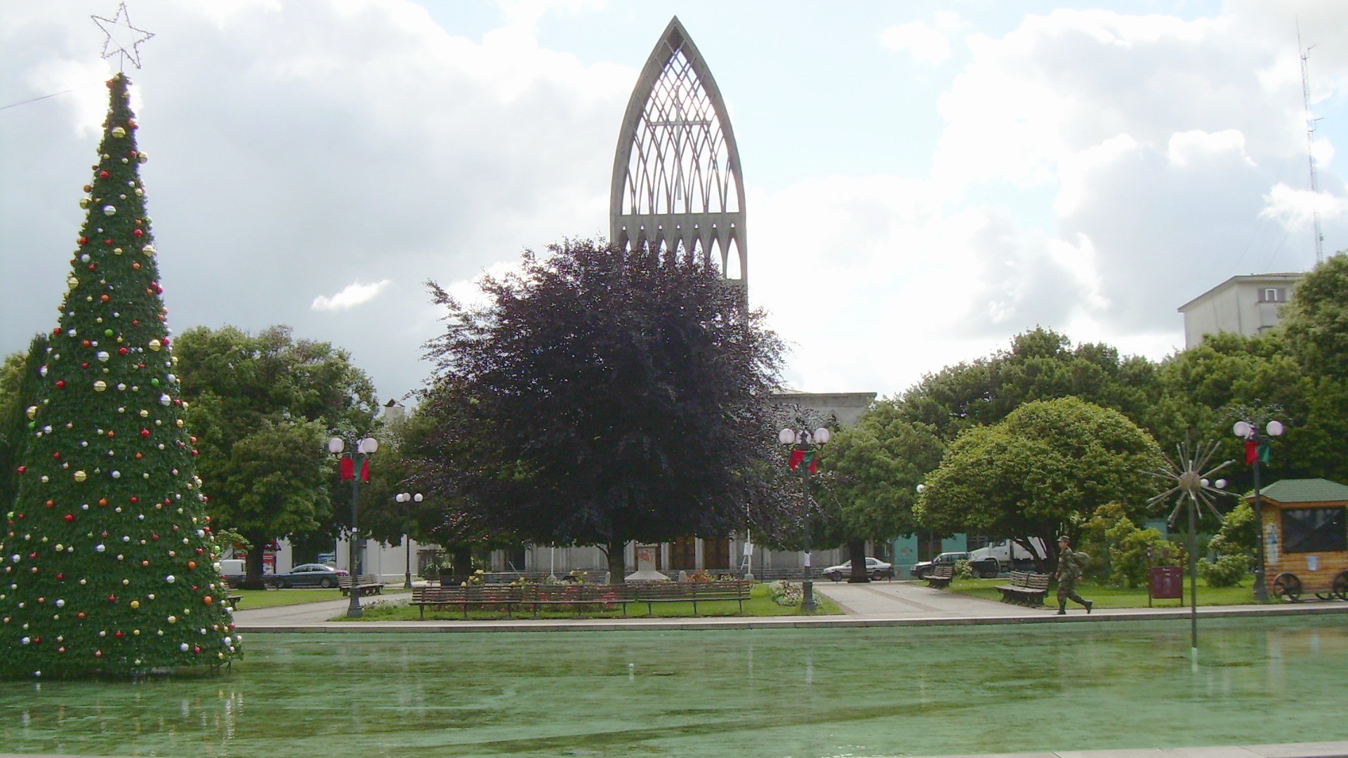 La Plaza de Armas et la Cathédrale d'Osorno au Chili (Image: commons wikimedia / CC BY-SA 3.0 / Manuel Cossu)