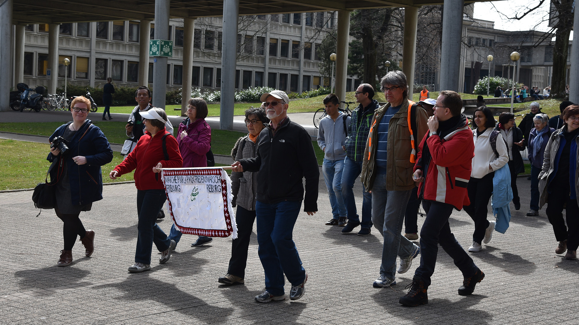 Plus de 40 personnes ont participé à la deuxième marche pour la paix (Photo: Pierre Pistoletti)