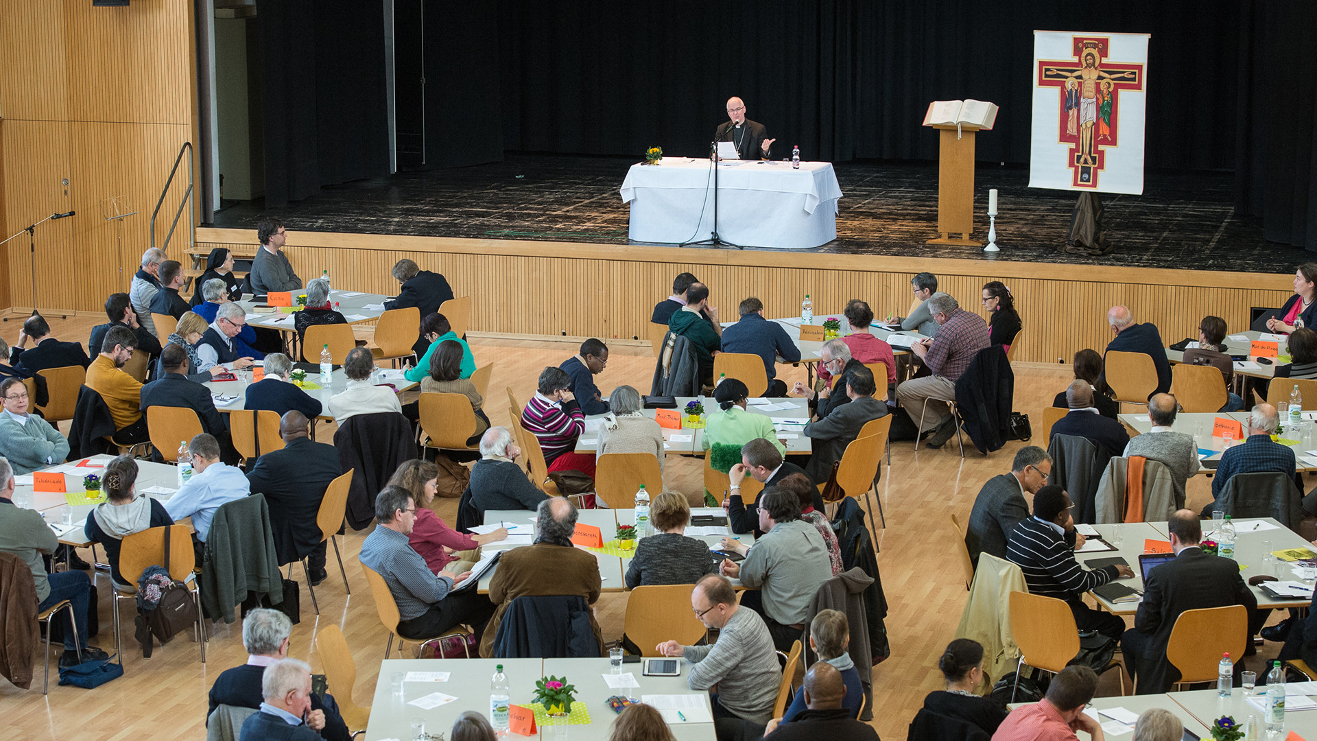 Une centaine de personnes réunies à Belfaux pour une réflexion sur les orientations pastorales du diocèse de LGF (Photo: Christoph von Siebenthal)