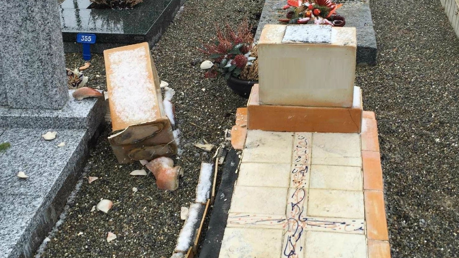 Le cimetière de Villaz-St-Pierre a été vandalisé dans la nuit du 26 au 27 février 2015 (Photo:Police cantonale fribourgeoise)