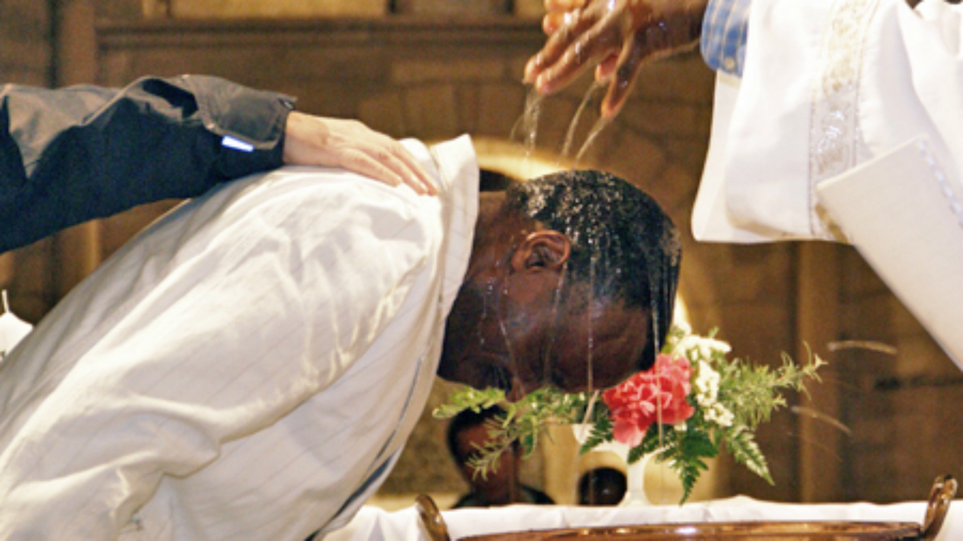 Baptême d'adulte à Poissy, en France (Image: http://paroisse-poissy-78.catholique.fr)