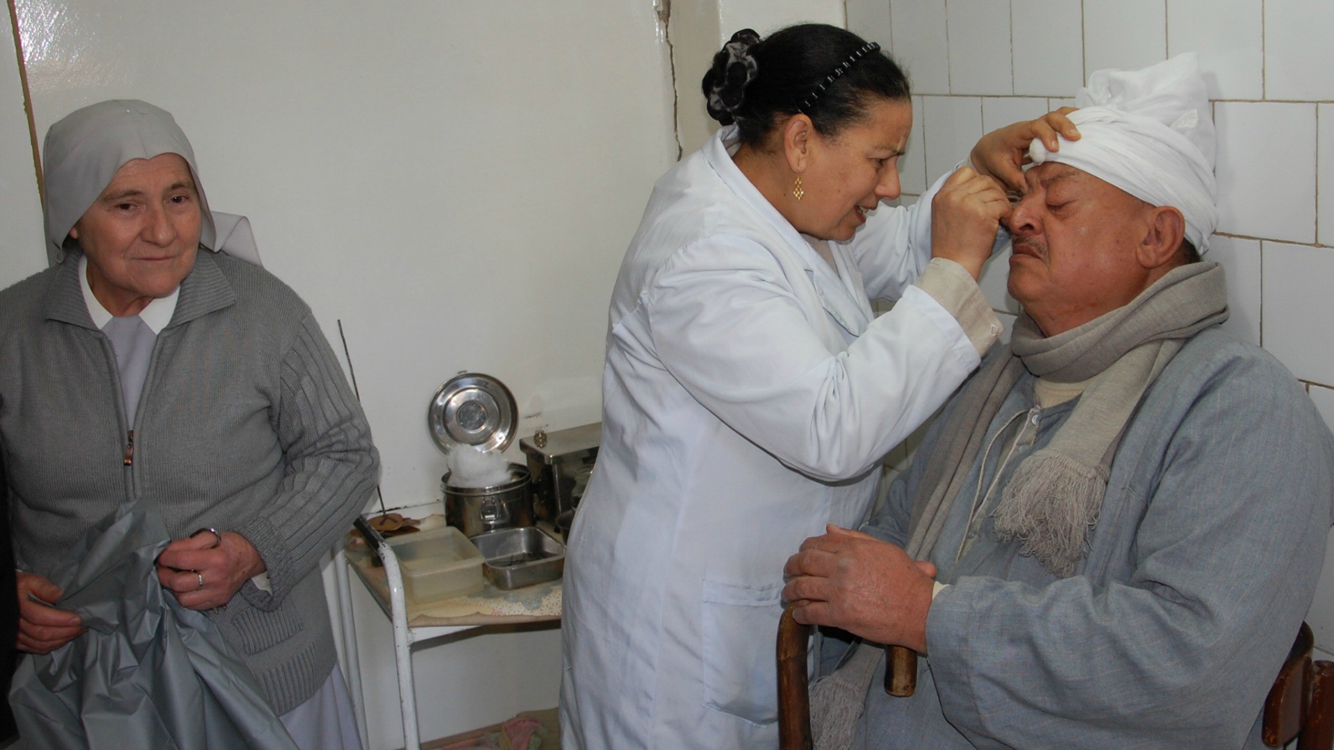 Les religieuses de Ste-Anne dans le dispensaire de Dayrout, en Haute-Egypte (Photo: Jacques Berset) 