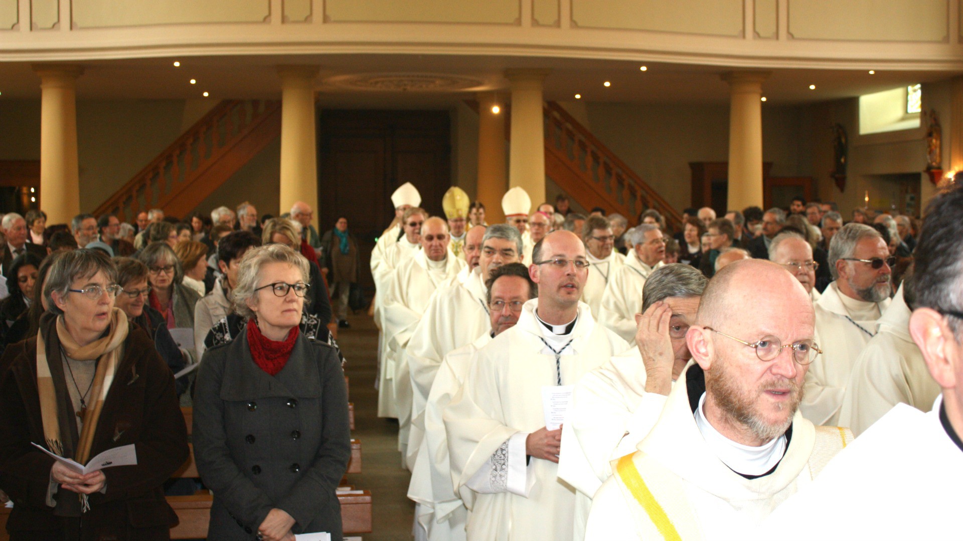 Cortège d'entrée à la messe chrismale du 31 mars 2015 à Guin (Photo: Bernard Bovigny)