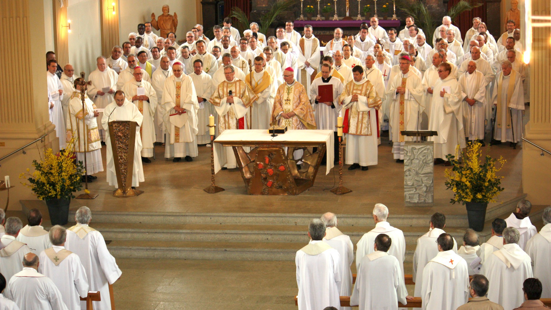 Mgr Charles Morerod entouré des prêtres de son diocèse à la messe chrismale du 31 mars 2015 à Guin (Photo: Bernard Bovigny)