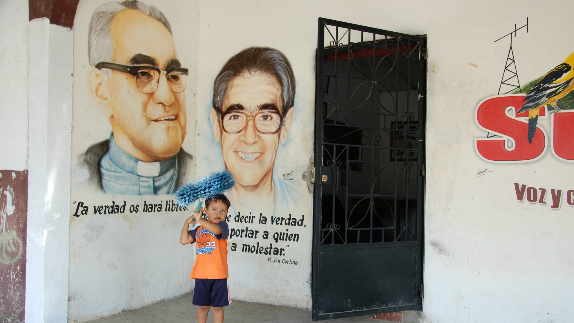 Salvador Portrait de Mgr Oscar Romero, en compagnie du Père jésuite Ion Cortina, dans un village de la montagne du Chalatenango (Photo: Jacques Berset) 