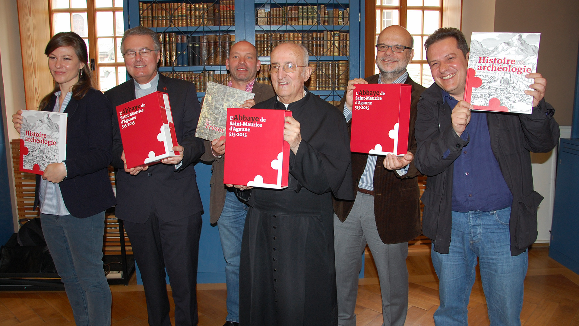 De gauche a droite, la secrétaire de rédaction Thalia Brero, le chanoine Olivier Roduit, Pierre-Alain Mariaux, Mgr Joseph Roduit, Bernard Andenmatten et Laurent Ripart (Photo: Jacques Berset)