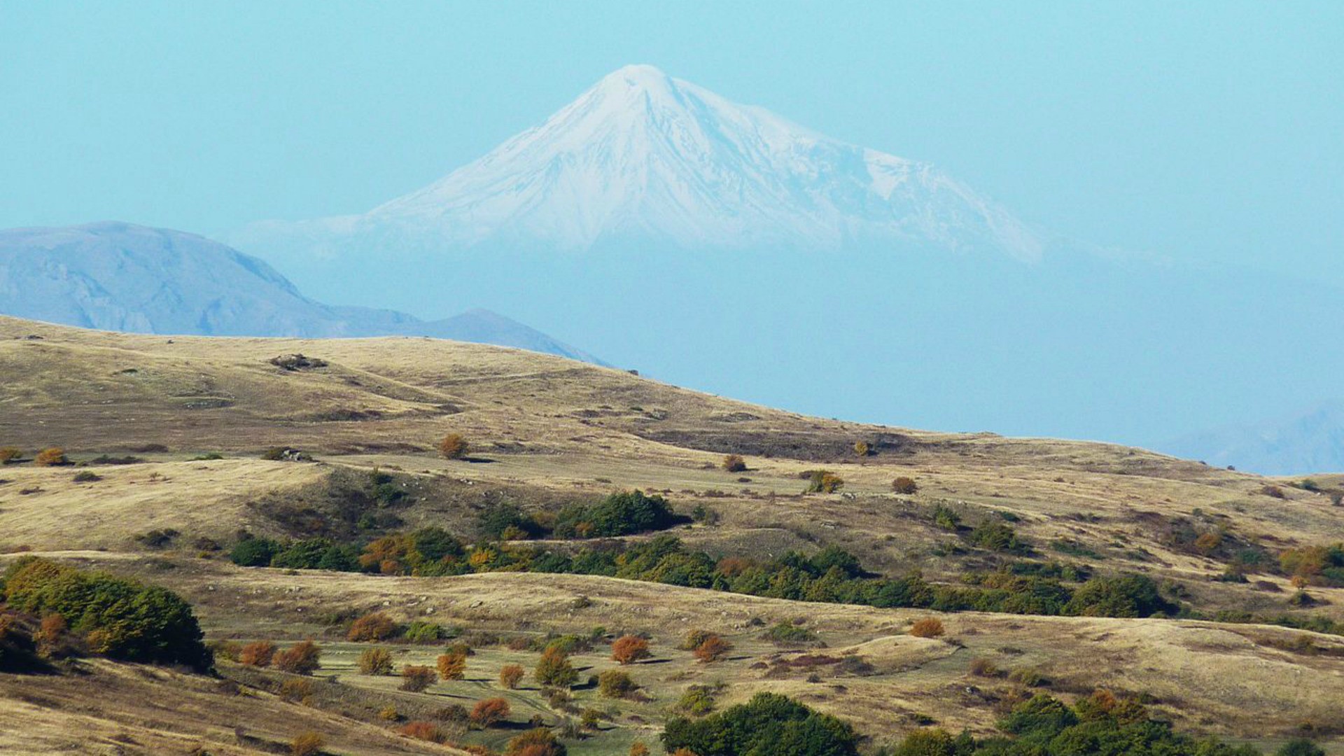 Arménie, vue sur Mont Ararat,  au delà de la fontière turque (Photo: Henri Moreau, wikimedia commons)