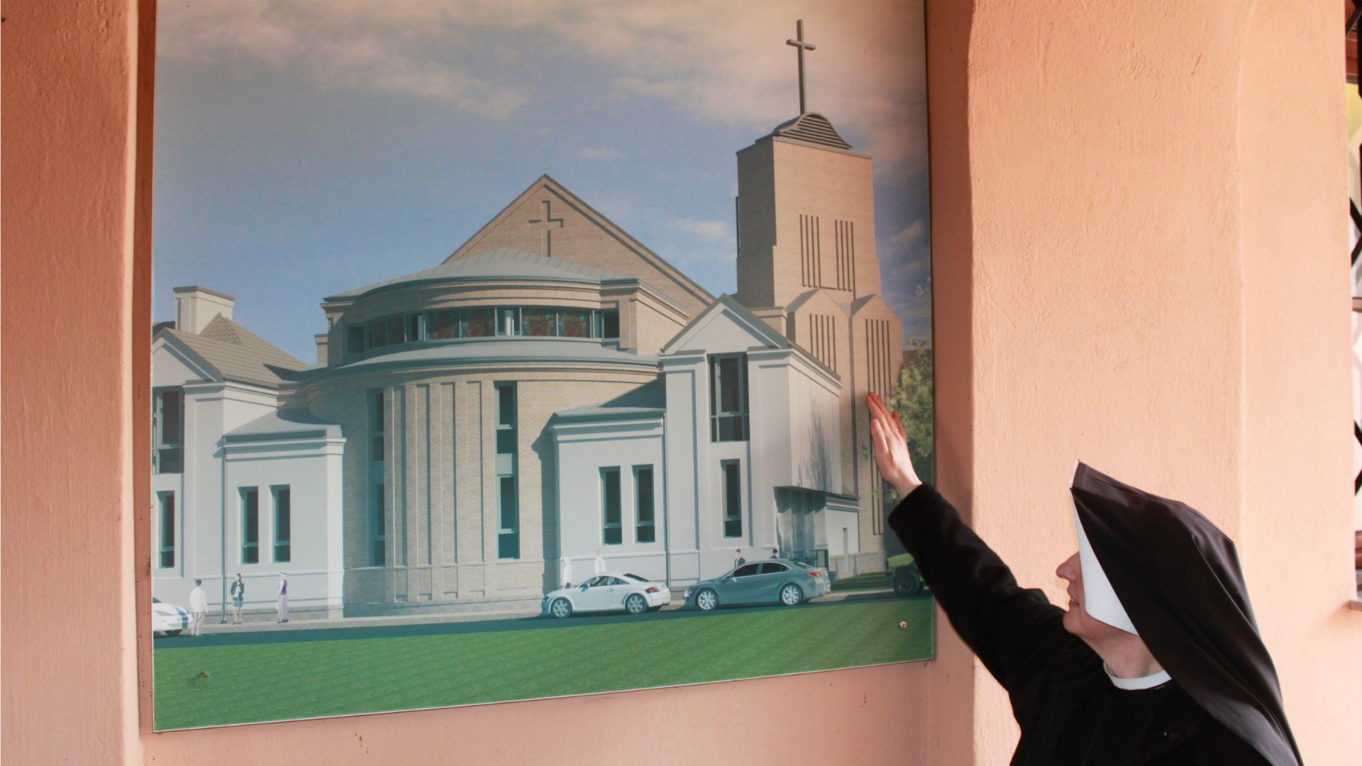 Sœur Véronique devant la maquette de la basilique de Plock (Photo: B. Litzler)